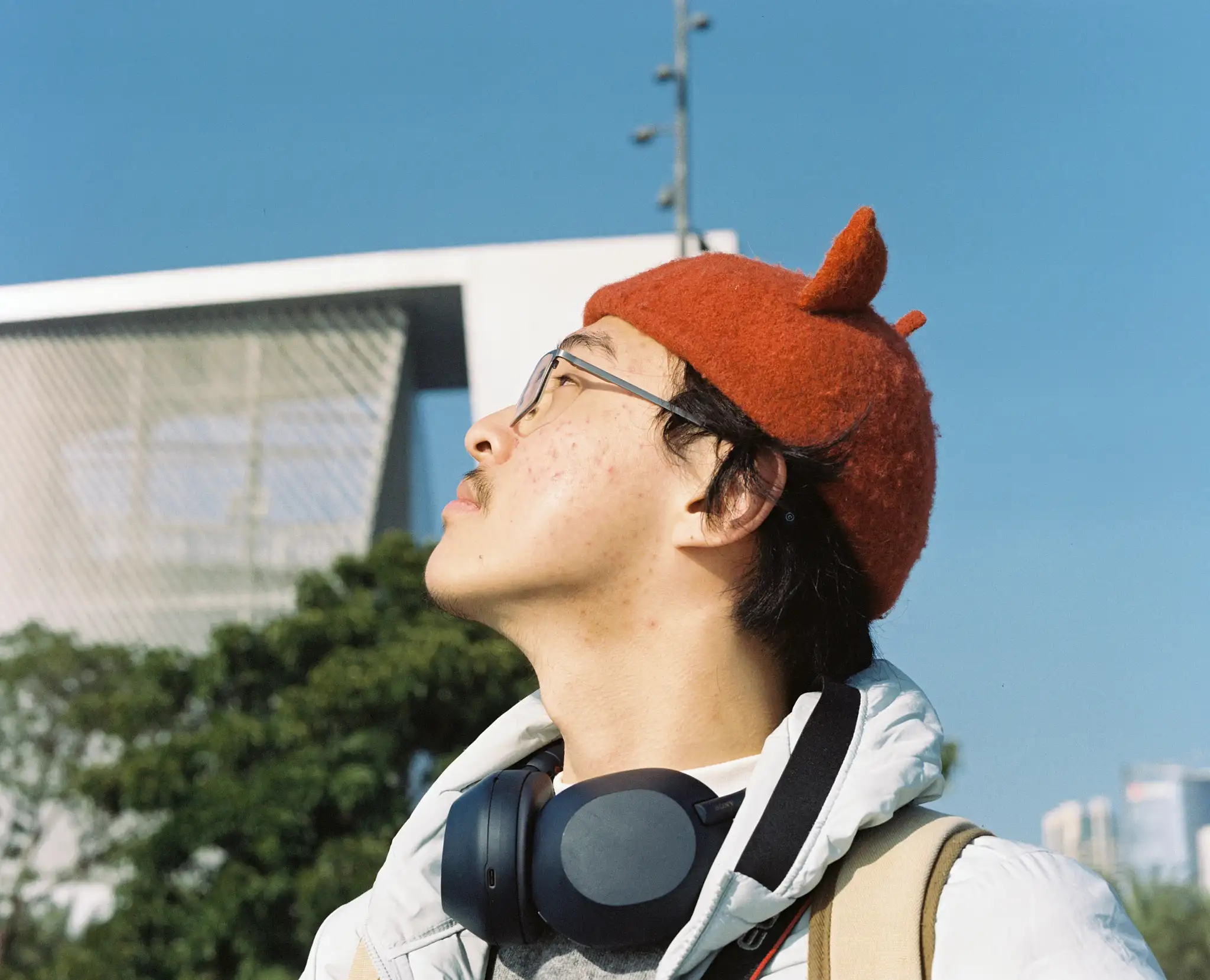 Andrin, looking up in the sky
